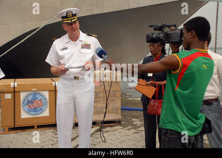 080211-N-0193M-096 DOUALA, Kamerun (11. Februar 2008) CMdR Charles Rock, befehlshabender Offizier des Afrika-Partnerschaft-Station (APS) high-Speed Schiffes Swift (HSV-2), spricht mit der Presse über die Lieferung von 27 Paletten von Nahrungsmitteln, medizinische Versorgung und Hygiene-Produkte, die durch das Projekt durch Programm gespendet. Projekt Handclasp ist ein Marine Programm zur grundlegenden Lebensunterhalt Elemente für benachteiligte Menschen im Ausland zu verbreiten. Das Welternährungsprogramm der Vereinten Nationen liefern die Vorräte an Garoua, wo sie verwendet wird, um Flüchtlingen aus N'Djamena, Tschad zu helfen. Foto: U.S. Navy Masse Kommunikation Spe Stockfoto