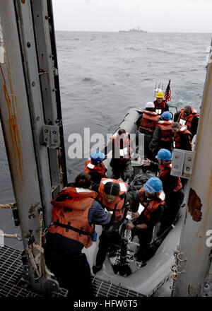 080212-N-9639L-069 Persischen Golf (12. Februar 2008) amerikanische Seeleute aus geschälten Festrumpfschlauchboot auf das Heck Dock der Nimitz-Klasse-Flugzeugträger USS Harry S. Truman (CVN-75) nach der Teilnahme an einem Austauschprogramm für Personal, das ihnen erlaubt, verbringen Sie einen Tag an Bord des britischen Zerstörers HMS Manchester (D95) Schritt. Das Personal-Austauschprogramm ermöglicht Segler aus der Kampfgruppe um den Lebensstil der anderen Seglern auf verschiedenen Schiffen und in anderen marinen zu erleben. Truman und eingeschifften Carrier Air Wing (CVW) 3 bereitgestellt werden, Unterstützung von Operationen Operation Iraqi Freedom, Enduring Freedom und m Stockfoto