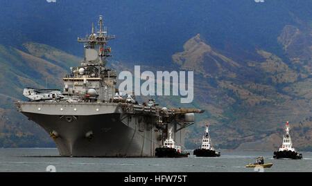 SUBIC BAY, Republik der Philippinen - vorwärts bereitgestellt amphibischer Angriff Schiff USS Essex (LHD-2) erhält Unterstützung vom philippinischen Schleppboote, Hafen an der Subic Bay Metropolitan Behörde (SBMA) 20 Februar tritt.  Die Essex ESG kam für die jährliche Republik der Philippinen und den Vereinigten Staaten bilaterale Übung Balikatan (BK 08), Februar 18. Während der Balikatan 2008 humanitäre Hilfe und Ausbildungsmaßnahmen arbeiten militärischen Service-Mitglieder aus den USA und der Regierung der Republik der Philippinen zusammen, zur Verbesserung der Sicherheit im Seeverkehr und humanitäre Hilfe zu gewährleisten Stockfoto