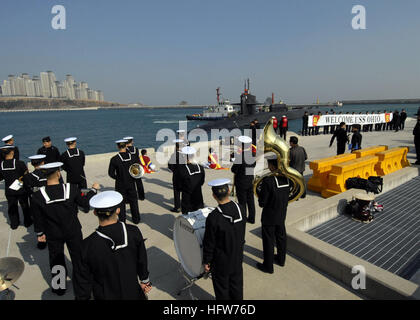 080220-N-8534H-001 BUSAN, Südkorea (20. Februar 2008) geführte Raketen-u-Boot USS Ohio (SSGN-726) kommt in der Republik Korea Busan operative Basis für Ohios erste ausländischen Hafen besuchen seit seiner Bekehrung von SSBN. Ohio war das Typschiff der Ohio-Klasse Trident ballistischen Raketen-u-Boote und ist nun die erste von vier u-Boote nach konvertiert eine geführte Raketen-u-Boot bereitstellen. Foto: U.S. Navy Mass Communication Specialist 2. Klasse Barry Hirayama (freigegeben) uns Marine 080220-N-8534H-001 der geführte Flugkörper u-Boot USS Ohio (SSGN-726) kommt in der Repub Stockfoto