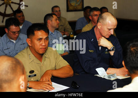 080220-N-0237L-077 SUBIC BAY, Republik der Philippinen (20. Februar 2008) vor immer unterwegs, Philippine navy-Offizier, Lt. Tirso L. Chavez und US Navy Chief Warrant Officer Doyle Purdy besuchen eine Planungsbesprechung um sicherzustellen, dass beide Flotten während des bilateralen Trainings Balikatan 2008 kommunizieren können. Während der Balikatan 2008 humanitäre Hilfe und Ausbildungsmaßnahmen militärischen Service-Mitglieder aus den USA und der Regierung der Republik der Philippinen arbeiten zusammen zur Verbesserung der Sicherheit im Seeverkehr und humanitären Hilfe zu gewährleisten und Katastrophenhilfe sind effiziente Stockfoto