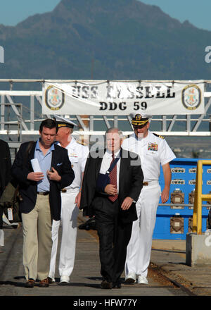 080221-N-4965F-182 PEARL HARBOR, Hawaii (21. Februar 2008) US-Verteidigungsminister (Pressesprecher) Robert M. Gates Spaziergänge auf der Pier der Naval Station Pearl Harbor zu einer Pressekonferenz nach einem Besuch in der Pearl Harbor-basierte guided Missile Zerstörer USS Russell (DDG-59). Gates kommentiert "eine sehr erfolgreiche Operation scheinbar" bezüglich der geführte Flugkörper Kreuzer USS Lake Erie (CG-70) SM-3 Raketen abfangen ein defektes US Aufklärung Satelliten und die "unglaubliche Qualität, Engagement und Geschick der Männer und Frauen in Uniform." Foto: U.S. Navy Mass Communication Specialist 1st Stockfoto