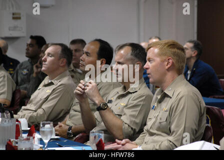 080221-N-6936D-017 SUBIC BAY, Republik der Philippinen (21. Februar 2008) Captain Anthony Pachuta, Center, Kommandant amphibischen Geschwader (CPR) 11), Capt Leopoldo Alano, Commander Task Force 80, sind informierte über philippinische und US Navy Ereignissedes Balikatan 2008 während einer Konferenz Pre-Segel an Bord die vorwärts bereitgestellt amphibischer Angriff Schiff USS Essex (LHD-2). Die Vereinigten Staaten und der Regierung der Republik der Philippinen sind bilateral arbeiten, um sicherzustellen, dass humanitäre Hilfe und Katastrophenschutz Hilfsmaßnahmen effizient und effektiv sind. Foto: U.S. Navy Masse Kommunikation Specialis Stockfoto