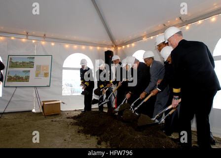 080222-N-5033P-053 NEWPORT NEWS, Virginia (22. Februar 2008) Rear Admiral Christopher J. Mossey, Kommandant, Naval Einrichtungen Engineering Command Atlantic, Rear Admiral Mark S. Boensel, Commander Navy Region Mid-Atlantic und The Honorable Joe S. Frank, Bürgermeister von Newport News, VA., nehmen alle an der Marine neueste Public Private Venture (PPV) Wohnprojekt offizielle Spatenstich, der stattfanden in Downtown Newport News. Die PPV-Projekt wird im Laufe der nächsten Monate 29 in Newport News, Camp Allen und Camp Elmore Neubauwohnungen 1190 errichten. Foto: U.S. Navy Masse Kommunikation Spec Stockfoto