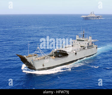 080224-N-4010S-154 SOUTH CHINA SEA (24. Februar 2008) der Republik der Philippinen, die amphibische Schiff BRP Bacolod City (LC 550) arbeitet eng mit dem vorwärts-Einsatz amphibischen Angriff Schiff USS Essex (LHD-2) während der Marine bilaterale Ausbildung im Rahmen des Balikatan 2008. Während der Balikatan 2008 humanitäre Hilfe und Ausbildungsmaßnahmen militärischen Service-Mitglieder aus den Vereinigten Staaten und der Regierung der Republik der Philippinen arbeiten zusammen, um die Verbesserung der Sicherheit im Seeverkehr und humanitären Hilfe zu gewährleisten und Katastrophenhilfe sind effizient und effektiv. Foto: U.S. Navy C Stockfoto