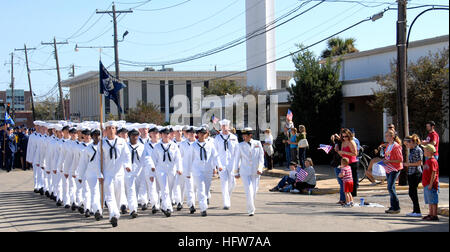 091107-N-4981W-090 GULFPORT, Mississippi (7. November 2009) Stephanie M. Jones, Kommandierender Offizier der Naval Construction Training Center (NCTC) Gulfport führt in die 9. jährliche Mississippi Gulf Coast Veteranen Parade in der Innenstadt von Gulfport Segler. (US Navy Foto von Mass Communication Specialist 3. Klasse Michael D. Wright/freigegeben) U.S. Navy 091107-N-4981W-090 Stephanie M. Jones, Kommandierender Offizier der Naval Construction Training Center (NCTC) Gulfport führt Segler in die 9. jährliche Mississippi Gulf Coast Veteranen Parade Stockfoto