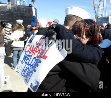 080228-N-8467N-004 GROTON, Connecticut (28. Februar 2008) Maschinisten Mate Seemann Apprentice Jeff Campbell schmiegt sich an seine Frau, Hannah, während die Heimkehr der Los-Angeles-Klasse u-Boot USS Annapolis (SSN-760). Annapolis zurückgekehrt von einer geplanten sechsmonatigen Einsatz nach seinem Heimathafen an Bord Naval Submarine Base New London. Foto: U.S. Navy John Narewski (freigegeben) USS Annapolis DVIDS98331 Stockfoto