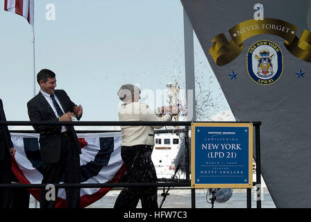 080301-N-8273J-344 AVONDALE, La (1. März 2008) Frau Dottty England, Ehefrau des Deputy Secretary Of Defense The Hon Gordon England, tauft die amphibious Transport dock Pre-Commissioning Einheit NewYork (LPD-21) an Northrop Grumman Shipbuilding New Orleans. Der Bogen des New York ist mit Metall erholte sich von der World Trade Center Site gebaut. U. S. Navy Foto von Mass Communication Specialist 1. Klasse Tiffini M. Jones (freigegeben) USS New York Taufe Stockfoto