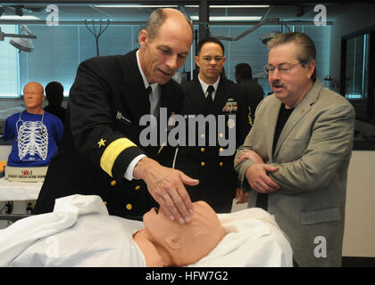 090424-N-9824T-001 DES MOINES (24. April 2009) Rear Adm. Michael Franken, links, und Chief Yeoman Jose Soto hören wie Des Moines Universität Präsident Terry E. Branstad einen Rundgang durch der Schule Simulation Lab in Des Moines Navy Woche gibt. Marine Wochen sollen Amerikaner zeigen die Investition, die Sie haben in ihrer Marine und Sensibilisierung in den Städten, die keine bedeutende Navy Präsenz verfügen. (Foto: U.S. Navy Mass Communication Specialist 3. Klasse Devin Thorpe/freigegeben) US Navy 090424-N-9824T-001 Rear Admiral Michael Franken, links, und Chief Yeoman Jose Soto hören als Des Moines Univ Stockfoto