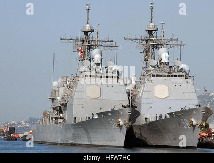 080314-N-0780F-0010 SOUDA BAY, Kreta (14. März 2008) besuchen Sie die geführte Flugkörper Kreuzer USS San Jacinto (CG-56), links, und die USS Philippine Sea (CG 58) festgemacht Side by Side in der Marathi NATO Pier Einrichtung für einen Port. Die Kreuzer der Ticonderoga-Klasse bereitgestellt werden, mit den USA 6. Flotte Aufgabengebiet Durchführung von maritimen Sicherheits-Operationen und Sicherheitsbemühungen Koordination Theater. US Navy Foto von Herrn Paul Farley (freigegeben) USS San Jacinto USS Philippine Sea Stockfoto