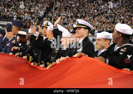 111113-N-AW702-080 NEW YORK (13. November 2011) Segler zugewiesen geführte Raketen Fregatte USS Boone (FFG 28) und lokale zugewiesenen Matrosen Service-Mitglieder aus allen Bereichen begleite sie die amerikanische Flagge während der Pre-game Zeremonien bei einem Fußballspiel in Metlife Stadium halten. Die New York Jets Veteranen und Service-Mitglieder bei ihrem Spiel gegen die New England Patriots geehrt. (Foto: U.S. Navy Mass Communication Specialist 2. Klasse Jacob Sippel/freigegeben) US Navy 111113-N-AW702-080 Segler geführte Raketen Fregatte USS Boone (FFG 28) und lokalen zugeordnet Segler Join service Stockfoto