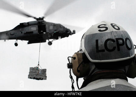 070320-N-7730P-141 PHILIPPINENSEE (20. März 2007) - Senior Chief Lagerhalter Warren Monteagudo zusieht wie ein HH - 60 H Seahawk, zugewiesen, die ÒBlack KnightsÓ der Hubschrauber Anti-Submarine Squadron (HS) 4, Lieferungen aus dem Flugdeck der USS Ronald Reagan (CVN-76) löscht. Ronald Reagan Carrier Strike Group ist im Gange zur Unterstützung der Operationen im westlichen Pazifik. Foto: U.S. Navy Mass Communication Specialist 3. Klasse Gary A. Prill (freigegeben) US Navy 070320-N-7730P-141 Senior Chief Lagerhalter Warren Monteagudo blickt auf als ein HH - 60H Seahawk, zugewiesen, der schwarze Ritter von Hubschrauber-A Stockfoto