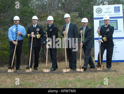 100209-N-5812W-003 MAYPORT, Florida (9. Februar 2010) Lonnie Kenney, links, Vice Chief of Naval Operations (VCNO) ADM Jonathan Greenert, Kapitän Aaron Bowman, Tom Matzke, Fred Rounsaville und Kapitän William Vaughnn Pause während einer Zeremonie für das neue Kind Entwicklung Denter am Naval Station Mayport gemahlen. Die Anlage wird 212 Kinder beherbergen und soll im März 2011 abgeschlossen. (Foto: U.S. Navy Mass Communication Specialist 2. Klasse Sonntag Williams/freigegeben) U.S. Navy 100209-N-5812W-003 Vice Chief of Naval Operations (VCNO) ADM Jonathan Greenert Pause Boden während einer Zeremonie für t Stockfoto