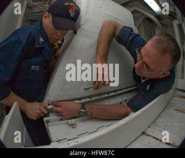 Master Chief Petty Officer John Reinheart und Petty Officer 2. Klasse Brandon Ritze entfernen ein Kühlmittel-Rohr gereinigt werden, an Bord der amphibischen Angriff Schiff USS Essex. Essex bereitet für Cobra Gold 2008, eine militärische Übung, gesponsert von den Vereinigten Staaten und Thailand zur Verstärkung der Interoperabilität zwischen den USA, Thai, Singapur, Japan und indonesischen Militärs. USS Essex Segler bereiten für Cobra Gold 2008 DVIDS89233 Stockfoto