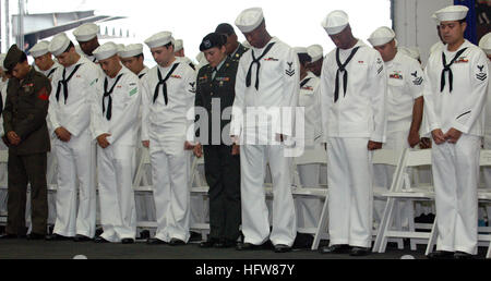 060614-N-6700F-034 Norfolk, Virginia (14. Juni 2006) - US-Matrosen, Marines und Soldaten verneigen im Gebet am Ende einer Einbürgerung Zeremonie an Bord der Flugzeugträger der Nimitz-Klasse USS George Washington (CVN-73). Mehr als 140 US-Militärangehörige aus 45 Ländern nahm die Eid der Staatsbürgerschaft an Bord der nuklear angetriebene Flugzeugträger. Der Eid hob die Bedeutung der US-Staatsbürgerschaft bei der Einbürgerung und Vereidigung des militärischen Personals. U.S. Navy Photo by Lithograph Seemann Lehrling Shanika L. Futrell (freigegeben) U.S. Navy 060614-N-6700F-03 Stockfoto