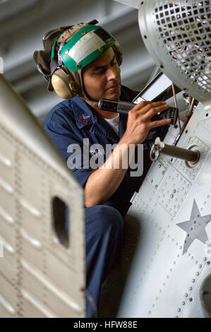 Petty Officer 3rd Class Israel Bryan, Hubschrauber Meer bekämpfen Geschwader 25, Suche und Rettung Trennung zugewiesen verwendet eine Taschenlampe um den Rumpf ein MH-60 Seahawk an Bord der amphibischen Angriff Schiff USS Essex zu inspizieren. Essex ist die Vorbereitung für Cobra Gold 2008 a Vereinigte Staaten und Republik von Thailand gesponsert militärische Übung entwickelt, um die Interoperabilität zwischen gemeinsamen US-Streitkräfte und die Vereinten Kräfte von der thailändischen, Singapur, japanischen und indonesischen Militärs zu verbessern. USS Essex Sailor sorgt für Flug Bereitschaft DVIDS88389 Stockfoto