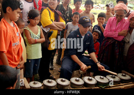 08606-N-1328S-001 GUIDULUNGAN, Philippinen (6. Juni 2008) Musiker 2. Klasse Robert Taylor spielt eine traditionelle philippinische Kulintang während einer medizinischen Bürgerinitiativen Pacific Partnerprogramm in Poblacion Elementary School. Der Pazifik-Flotte-Band und eine traditionelle Maguindanaon folk-Gruppe hat ihre Musik den ganzen Tag Patienten unterhalten, während sie auf medizinische Hilfe warteten. Foto: U.S. Navy Mass Communication Specialist 2. Klasse James Seward (freigegeben) US Navy 080606-N-1328S-001 Musiker 2. Klasse Robert Taylor spielt eine traditionelle philippinische Kulintang während einer Pazifik-Partnersh Stockfoto