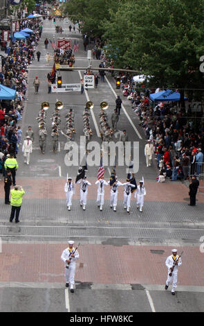 080607-N-0975R-001-PORTLAND, Oregon/USA (7. Juni 2008) Service-Mitglieder marschieren in die große Floral Parade als Bestandteil der 101. jährliche Rosenfest in Portland Fleet Week. Foto: U.S. Navy Mass Communication Specialist 1. Klasse Ralph Radford (freigegeben) US Navy 080607-N-0975R-001-Service-Mitglieder marschieren in die große Floral Parade als Bestandteil der 101. jährliche Rosenfest in Portland für Fleet Week Stockfoto