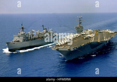 Luftbild Hafen beugen Blick auf das schnell Kampfunterstützung Schiff USS SEATTLE (AOE-3), links, Bereitstellung im Gange Nachschub zum nuklear angetriebene Flugzeug USS NIMITZ (CVN-68). USS Nimitz (CVN-68) und USS Seattle (AOE-3) 1981 Stockfoto