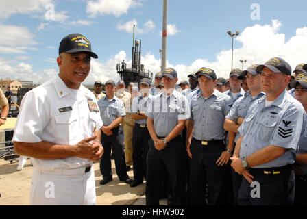 080612-N-9818V-107 PEARL HARBOR, Hawaii (12. Juni 2008) Master Chief Petty Officer der Marine (INTERNIERUNGSLAGER) Joe R. Campa Jr. hält einen Anruf alle Hände mit den Seglern, die schnell-u-Boot USS Charlotte (SSN 776) zugewiesen. Campa diskutiert die neue marinen Uniformen, Weiterentwicklungen und nahm Frage von den Matrosen. Foto: U.S. Navy Mass Communication Specialist 1. Klasse Jennifer A. Villalovos (freigegeben) US Navy 080612-N-9818V-107 Master Chief Petty Officer der Marine (INTERNIERUNGSLAGER) Joe R. Campa Jr. hält einen All-Hands-Aufruf mit den Seglern, die schnell-u-Boot USS Charlotte (SSN 776) zugewiesen Stockfoto