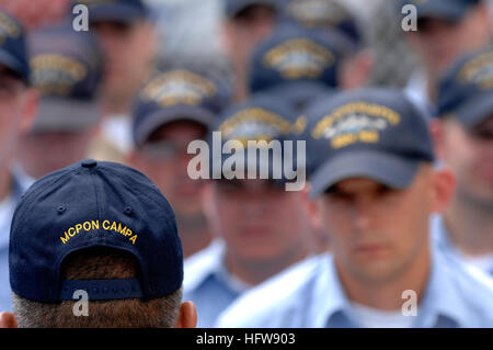 080612-N-9818V-131 PEARL HARBOR, Hawaii (12. Juni 2008) Master Chief Petty Officer der Marine (INTERNIERUNGSLAGER) Joe R. Campa Jr. hält einen Anruf alle Hände mit Seglern, die schnell-u-Boot USS Charlotte (SSN 776) zugewiesen. Campa diskutiert die neue marinen Uniformen, Weiterentwicklungen und nahm Frage von den Matrosen. Foto: U.S. Navy Mass Communication Specialist 1. Klasse Jennifer A. Villalovos (freigegeben) US Navy 080612-N-9818V-131 Master Chief Petty Officer der Marine (INTERNIERUNGSLAGER) Joe R. Campa Jr. hält einen All-Hands-Anruf mit Seglern, die schnell-u-Boot USS Charlotte (SSN 776) zugewiesen Stockfoto