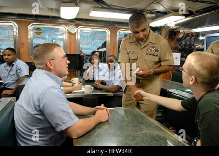 080616-N-9818V-255 SAN DIEGO (16. Juni 2008) Master Chief Petty Officer der Marine (INTERNIERUNGSLAGER) Joe R. Campa Jr. erfüllt und spricht mit Matrosen an Bord der USS Topeka (SSN-745) bei einer Führung durch das u-Boot. Foto: U.S. Navy Mass Communication Specialist 1. Klasse Jennifer A. Villalovos (freigegeben) US Navy 080616-N-9818V-255 Master Chief Petty Officer der Marine (INTERNIERUNGSLAGER) Joe R. Campa Jr. trifft und redet mit Matrosen an Bord der USS Topeka (SSN-745) bei einer Führung durch das u-Boot Stockfoto