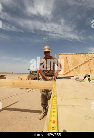 100428-M-3256G-004 DELARAM, Afghanistan (28. April 2010) Builder Constructionman Justin März vom Naval Mobile Bau Bataillon (NMCB) 133 Maßnahmen Materialien beim Bau einer Südwest-Asien-Hütte auf eine vorgeschobene operative Basis in Delaram, Afghanistan, Detail Delaram II zugeordnet. Die Hütte wird als Afghanistan Nationalarmee Befehl Gebäude verwendet werden. NMCB-133 ist in den US Central Command Verantwortungsbereich während zum Einsatz in Afghanistan. (U.S. Marine Corps Foto von Sgt. Dorian Gardner/freigegeben) UNS Marine 100428-M-3256G-004-Generator Constructionman Justin März zugeordnet Stockfoto