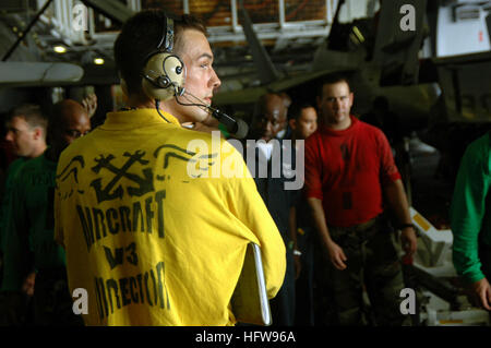 Seeleute an Bord der USS Kitty Hawk (CV 63) führen täglich Kontrollen durch Fremdkörper in der Hangarbucht unter Aufsicht durch, um Gefahren zu beseitigen, die Flugzeugmotoren vor der Stilllegung beschädigen könnten. Stockfoto