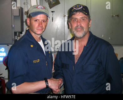 090412-N-XXXXN-003 SOMALI-Becken (12. April 2009) Ð Maersk Alabama Kapitän Richard Phillips, steht neben Lt. CMdR David Fowler, Executive Officer der USS Bainbridge (DDG-96) nach seiner Rettung durch die US Naval Forces abseits der Küste Somalias.  Philips war vier Tage lang von Piraten Geisel. (Offizielle U.S. Navy Photo/freigegeben) US Navy 090412-N-XXXXN-003 Maersk Alabama Kapitän Richard Phillips, steht neben Lt. CMdR David Fowler, Executive Officer der USS Bainbridge (DDG-96) Stockfoto