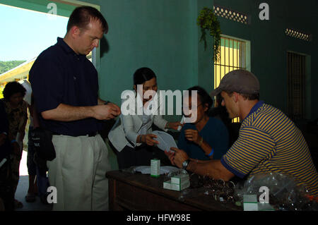 080620-N-7498L-053 NHA TRANG, Vietnam (20. Juni 2008) Jonathan Holloway, Recht, ein Student der Medizin mit der nicht-Regierungsorganisation, Pre-Dental-Gesellschaft von der University of California, San Diego, mit Hilfe eines vietnamesischen Arztes, Nguyen Thi Ai Trinh, hilft einem Patienten finden Sie das richtige Paar Brillen. Personal aus Vietnam, die Crew des Military Sealift Command Krankenhauses Schiff USNS Mercy (T-AH 19), Public Health/präventive Medizin Personal sowie medizinisches Personal aus dem US-Militär und Partnerstaaten und nicht-Regierungs-Organisationen werden partner von BR Stockfoto