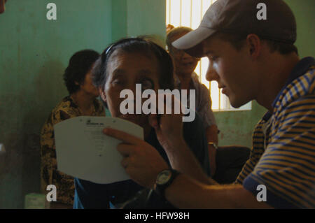 080620-N-7498L-061 NHA TRANG, Vietnam (20. Juni 2008) Jonathan Holloway, Recht, ein Student der Medizin mit der nicht-Regierungsorganisation, Pre-dental Society von der University of California, San Diego, hilft einem Patienten finden Sie das richtige Paar Brillen.  Personal aus Vietnam, die Crew des Military Sealift Command Krankenhauses Schiff USNS Mercy (T-AH 19), Public Health/präventive Medizin Personal sowie medizinisches Personal aus dem Militär der Vereinigten Staaten und Partnerstaaten und nicht-Regierungs-Organisationen werden partner bringen medizinische humanitäre politische Unterstützung für diejenigen in der Stockfoto