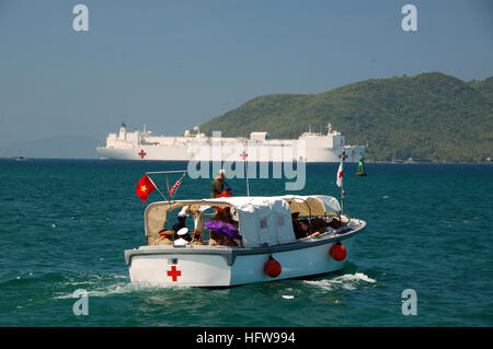 080620-N-7498L-235 NHA TRANG, Vietnam (20. Juni 2008) ein Band Aid Boot aus der Military Sealift Command Lazarettschiff USNS Mercy (T-AH 19) transportiert eine Besuchergruppe vietnamesische militärische ausgezeichnet für eine Tour an Bord des Schiffes. Das Krankenhausschiff ist die erste ausländische Militärschiff, Nha Trang seit 1975 zu besuchen. Die Pazifische Partnerschaft Bereitstellung nach Vietnam weiterhin bilateralen Beziehungen zwischen den USA und Vietnam, zeigt unser fortgesetzte Engagement zusammenarbeiten, gemeinsame Probleme und Anliegen zu verbessern. Foto: U.S. Navy Mass Communication Specialist 2. Klasse Ma Stockfoto