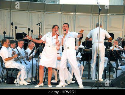 080624-N-6914S-037 WASHINGTON, D.C. (24. Juni 2008) Mitglieder des Chores Meer Musikanten führen in Navy BandÕs Sommer ÒConcerts auf der AvenueÓ-Serie bei der Navy Memorial in Washington. Das Programm verfügt über die Marine Band, Meer Musikanten, Kreuzer Rock Ensemble und Marine Honor Guard Silent Drill Team. Foto: U.S. Navy Musiker 1. Klasse Jeff Snavely (freigegeben) US Navy 080624-N-6914S-037 Mitglieder des Chores Meer Spielpfeifen in der Navy Band Sommer durchführen Stockfoto