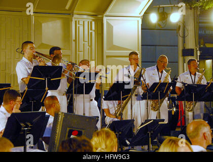 080624-N-6914S-089 WASHINGTON, D.C. (24. Juni 2008) Mitglieder der Marine Band führen im Sommer ÒConcerts auf der AvenueÓ-Serie bei der Navy Memorial in Washington. Das Programm verfügt über die Marine Band, Meer Musikanten-Chor, Kreuzer Rock Ensemble und Marine Honor Guard Silent Drill Team. Das Programm verfügt über die Marine Band, Meer Musikanten, Kreuzer Rock Ensemble und Marine Honor Guard Silent Drill Team. Foto: U.S. Navy Musiker 1. Klasse Jeff Snavely (freigegeben) US Navy 080624-N-6914S-089 Mitglieder der Navy Band ausführen im Sommer Stockfoto