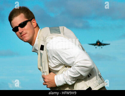 050615-N-5781F-027 Korallenmeer (15. Juni 2005) - wartet Lt. Ben Walborn signalisieren eine klare Deck zu Landing Signal Officer (LSO) während einer Recovery-Zyklus an Bord der konventionell angetriebenen Flugzeugträger USS Kitty Hawk (CV-63). Walborn, der jüngste von vier Brüdern, die in der Marine gedient haben ist auch der dritte, als ein LSO gewählt werden.  Als ein LSO kommuniziert Baxter direkt mit Piloten während ihrer Endanflug auf dem Flugdeck. Kitty Hawk ist derzeit in der Coral Sea vor der Küste der australischen Queensland Region als Teil der Übung Talisman Sabre 2005 tätig. Talisman Sabre ist eine Stockfoto