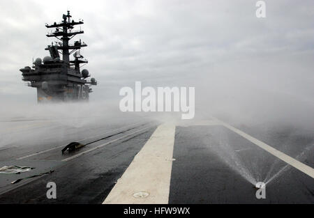 050615-N-8148A-063-Pazifik (15. Juni 2005) - aktiviert die Flugzeugträger der Nimitz-Klasse USS Ronald Reagan (CVN-76) ihre Gegenmaßnahmen Wash-down System als Teil einer Reihe von Tests und Bewertungen, um das Schiff im Falle eines Angriffs von chemischen, biologischen oder radiologischen zertifizieren. Die Sprinkleranlage bietet auch Schutz gegen Brände Flugdeck. Reagan ist derzeit im Gange in den Pazifischen Ozean Durchführung von einem Board of Inspection und Umfrage-Inspektion. Foto: U.S. Navy des Fotografen Mate 2. Klasse Kitt Amaritnant (freigegeben) US Navy 050615-N-8148A-063 der Nimitz-Klasse Flugzeuge carr Stockfoto