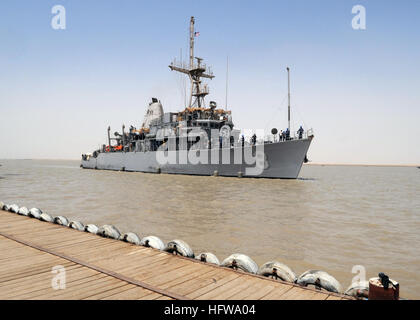 090630-N-6814F-033 UMM QASR, Irak (30. Juni 2009) Mine Gegenmaßnahme Schiff USS Scout (MCM 8) zieht in Hafen von irakischen Training Academy Mission, Umm Qasr, Irak. Scout Port Aufruf markiert eine historische Premiere für ein US-Schiff einen Hafen jetzt unter irakischer Kontrolle. (Foto: U.S. Navy Mass Communication Specialist 2. Klasse Brian K. Fromal/freigegeben) US-Navy 090630-N-6814F-033 Grube Gegenmaßnahme Schiff USS Scout (MCM 8) zieht in Hafen von irakischen Training Academy Mission, Umm Qasr, Irak Stockfoto