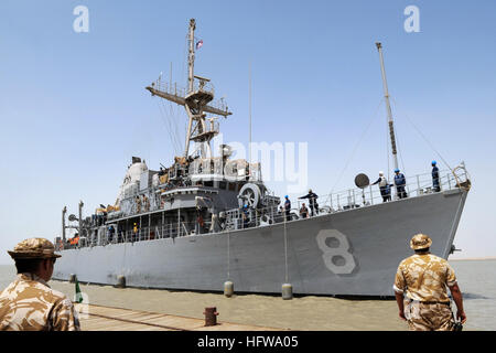 090630-N-6814F-043 UMM QASR, Irak (30. Juni 2009) Mine Gegenmaßnahme Schiff USS Scout (MCM 8) zieht in Hafen von Umm Qasr, Irak. Scout Anlaufhafen ist das erste Mal ein US-Schiff den Hafen besucht hat da es umgestellt zu irakischen kontrollieren. (Foto: U.S. Navy Mass Communication Specialist 2. Klasse Brian K. Fromal/freigegeben) US-Navy 090630-N-6814F-043 Grube Gegenmaßnahme Schiff USS Scout (MCM 8) zieht in Hafen von Umm Qasr, Irak Stockfoto