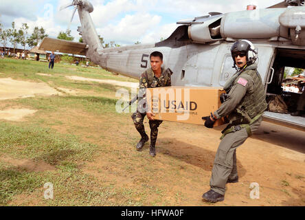 080701-N-5961C-011 BALASAN, Philippinen (1. Juli 2008) Flugbetriebsunternehmen Kriegsführung Systeme 2. Klasse Anthony Chavez, ein Eingeborener von San Bernardino, Kalifornien, arbeitet mit einem Soldaten der Streitkräfte der Philippinen, Hilfsgüter zu einer Schule auf der Insel Panay zu bewegen. Chavez ist ein Mitglied der "Schwarze Ritter" der Hubschrauber Anti-Submarine Squadron (HS) 4 und fliegt in die Insel im Zuge der Taifun Fengshen humanitären Missionen. Chavez ist und an Bord des Flugzeugträgers USS Ronald Reagan (CVN-76) bereitgestellt wird. Foto: U.S. Navy Senior Chief Masse Kommunikation Spezialist Spike Ca Stockfoto