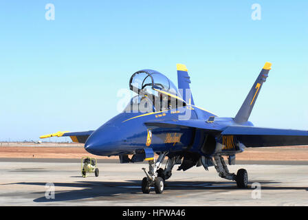 070226-N-9195K-060 EL CENTRO, Kalifornien (26. Februar 2007) - Shane Huffman, Treiber von der Marine #88 Monte Carlo in der NASCAR Nationwide Series und Blue Angels Pilot, Marine Korps Generalmajor Nathan Miller, bereiten Sie sich auf der Start-und Landebahn taxi. Huffman war einerseits für die Fahrt als Teil der Marine recruiting-Kampagne. Foto: U.S. Navy Mass Communication Specialist 3. Klasse Patrick M. Kearney (freigegeben) US Navy 070226-N-9195K-060 Shane Huffman, Treiber von der Marine %% 5E88 Montecarlo in der NASCAR Nationwide Series und Blue Angels Pilot, Marine Korps Generalmajor Nathan Miller, bereiten Sie auf die Start-und Landebahn Taxi Stockfoto