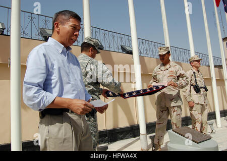 080704-F-7045D-001 KABUL, Afghanistan (4. Juli 2008) zog sich Marine CMdR Joseph Agra III, links, den Afghan National Army Air Corps Logistik Mentor, lautet ein Zitat über eine amerikanische Flagge mit 48 Sterne, die während einer Feierstunde am 4 Juli im Camp Eggers in Kabul, Afghanistan ausgelöst wurde. Agra erwarb die Flagge im Jahr 2000 nach ein Fischer aus dem Wasser vor der Küste der Halbinsel Bataan auf den Philippinen abgerufen. Agra hat die Flagge, um mehrere Standorte und Lagern in Kuwait, Irak und Afghanistan überflogen hat. Foto: U.S. Air Force Staff Sgt Beth Del Vecchio (freigegeben) US Navy Stockfoto
