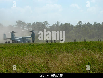 050616-N-1467R-033 Camp Lejeune, N.C (16. Juni 2005) - ein MV-22 Osprey zugewiesen, ÒArgonautsÓ Marine Kipp-Rotor Operational Test und Auswertung Geschwader zwei zwei (VMX-22), führt eine taktische Landung auf Raven Landing Zone an Bord Camp Lejeune Marine Base. Die MV-22 war die Durchführung Trainingsbetrieb mit Marines, 1. Bataillon, 8. Marine Regiment zugewiesen Zug 1/8 derzeit an Bord der amphibischen Angriff Schiff USS Bataan (LHD-5) in Angriff genommen. Bataan ist derzeit im Gange in den Atlantischen Ozean, die Vollendung der letzten Test und Bewertung für das MV-22 Osprey kippen-Rotor Flugzeug. US-Nav Stockfoto