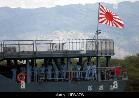 080707-N-6430R-008 PEARL HARBOR, Hawaii (7. Juli 2008) japanische Matrosen Mensch die Schienen an Bord der japanischen Maritime Self Defense Force JS Haruna (DDH 141) als das Schiff Pearl Harbor verlässt um Marinemanöver im Rand des Pazifik (RIMPAC) 2008 zu beginnen. RIMPAC ist die WorldÕs größte multinationale Übung alle zwei Jahre von der US-Pazifikflotte geplant. Teilnehmer sind die Vereinigten Staaten, Australien, Kanada, Chile, Japan, Niederlande, Peru, Republik Korea, Singapur und Vereinigtes Königreich. Foto: U.S. Navy Mass Communication Specialist 3. Klasse Thomas L. Rosprim (freigegeben) U.S. Navy 080707 - Stockfoto