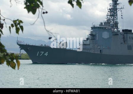 080707-N-6430R-033 PEARL HARBOR, Hawaii (7. Juli 2008) der japanischen Maritime Self Defense Force Schiff JS Kirishima (DD-174) verlässt Pearl Harbor um Marinemanöver im Rand des Pazifik (RIMPAC) 2008 zu beginnen. RIMPAC ist die WorldÕs größte multinationale Übung alle zwei Jahre von der US-Pazifikflotte geplant. Teilnehmer sind die Vereinigten Staaten, Australien, Kanada, Chile, Japan, Niederlande, Peru, Republik Korea, Singapur und dem Vereinigten Königreich. Foto: U.S. Navy Mass Communication Specialist 3. Klasse Thomas L. Rosprim (freigegeben) US Navy 080707-N-6430R-033 der japanischen Maritime Self Defens Stockfoto