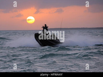 090427-N-4205W-494 KEY WEST, Florida (27. April 2009) A Special Warfare Combatant-Craft Crewman (SWCC) zugewiesen, Special Boat Team (SBT) 20 navigiert ein Festrumpf Schlauchboot während Dichtungen aus einer Westküste basierten SEAL Team Board eine Yacht für eine Szene in der bevorstehenden Bandito Brothers-Produktion mit dem Titel ¬I bin, dass ManÓ wegen in den Kinos im Jahr 2010. SWCC Betrieb und die Wartung der Marine Bestandsaufnahme der Stand der Technik, High-Speed-Boote zur Unterstützung von speziellen Operationen Missionen weltweit. (Foto: U.S. Navy Chief Masse Kommunikation Spezialist Kathryn Whittenberger/freigegeben) U.S. Navy 090427-N-4205W-494 A Spe Stockfoto