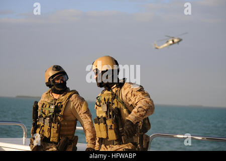 090428-N-4205W-215 KEY WEST, Florida (28. April 2009) A Special Warfare Combatant-Craft Crewman (SWCC) zugewiesen, Special Boat Team (SBT) 20 navigiert ein Festrumpf Schlauchboot während Dichtungen aus einer Westküste basierten SEAL Team Board eine Yacht für eine Szene in der bevorstehenden Bandito Brothers-Produktion mit dem Titel ¬I bin, dass ManÓ wegen in den Kinos im Jahr 2010. SWCC Betrieb und die Wartung der Marine Bestandsaufnahme der Stand der Technik, High-Speed-Boote zur Unterstützung von speziellen Operationen Missionen weltweit. (Foto: U.S. Navy Chief Masse Kommunikation Spezialist Kathryn Whittenberger/freigegeben) U.S. Navy 090428-N-4205W-215 Speci Stockfoto