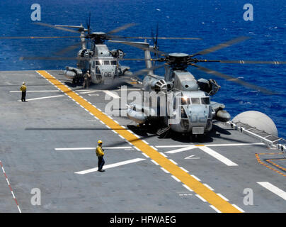 080711-N-9500T-132 KAUAI, Hawaii (11. Juli 2008) zwei CH-53 Sea Hengste zugewiesen, Marine schwere Hubschrauber Geschwader (HMH) 362 im Leerlauf auf dem Flugdeck der amphibischen Angriff Schiff USS Bonhomme Richard (LHD-6) nach Fly-on-Übungen während der Rand des Pazifik (RIMPAC) 2008. RIMPAC ist die WorldÕs größte multinationale Übung und wird alle zwei Jahre von der US-Pazifikflotte geplant. Teilnehmer sind die USA, Australien, Kanada, Chile, Japan, Niederlande, Peru, Republik Korea, Singapur und dem Vereinigten Königreich. (Foto: U.S. Navy Mass Communication Specialist 2. Klasse Scott Taylor/Release Stockfoto