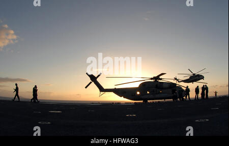 080712-N-9500T-355 KAUAI, Hawaii (12. Juli 2008) Flugdeck Personal an Bord der amphibischen Angriff Schiff USS Bonhomme Richard (LHD-6) bereiten eine CH-53E, schwere Marine Geschwader (HMH) 362 während Übung Rand des Pazifik (RIMPAC) 2008 zugewiesen zu erholen. RIMPAC ist die WorldÕs größte multinationale Übung und wird alle zwei Jahre von der US-Pazifikflotte geplant. Teilnehmer sind die USA, Australien, Kanada, Chile, Japan, Niederlande, Peru, Republik Korea, Singapur und dem Vereinigten Königreich. (Foto: U.S. Navy Mass Communication Specialist 2. Klasse Scott Taylor/freigegeben) US Navy 080712-N - Stockfoto