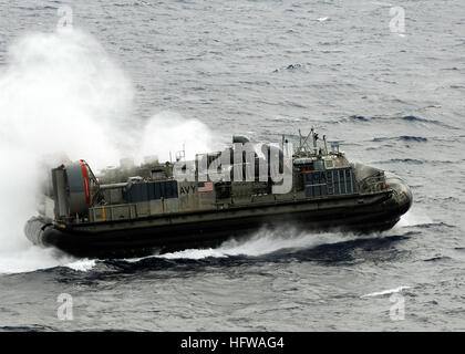 080712-N-6822T-026-Atlantik (12. Juli 2008) fährt ein Landungsboot Luftkissen zugewiesen, Assault Craft Einheit (ACU) 4 aus dem Multi-Purpose amphibischer Angriff Schiff USS Iwo Jima (LHD-7) während der Iwo Jima Expeditionary Strike Group zusammengesetzte Einheit Übung (COMPTUEX). COMPTUEX bietet eine realistische Trainingsumgebung um sicherzustellen, dass die Streik-Gruppe ist in der Lage und bereit für den nächsten geplanten Einsatz. US Navy Foto von Mass Communication Specialist 1. Klasse Daniel Taylor (freigegeben) US Navy 080712-N-6822T-026 A Landung Handwerk Luftpolster zugewiesen, Assault Craft Einheit (ACU) Stockfoto