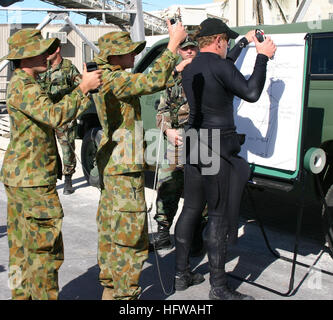 050618-N-6551H-031 Queensland, Australien (18. Juni 2005) - Mitglieder des australischen Defense Force Clearance Diver Team vier demonstrieren wie Taucher, bestehend aus Mitgliedern der US-Navy Mobile Tauchen Salvage Unit 5 (MDSU-5) und US Army siebten Engineer Detachment (Dive), sollen auf einer Säule Line-up, bevor sie eintauchen Unterwasser Sprengstoff während der Übung Talisman Saber 2005 suchen. Dies ist das erste Mal Taucher aus allen drei Diensten kombiniert bilden eine gemeinsame Kraft Team. Talisman Sabre ist eine Übung, die gemeinsam von der US Pacific Command und australische Verteidigung-Kraft-Jo gesponsert Stockfoto